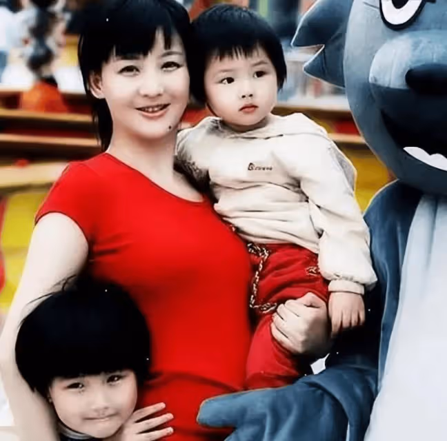 買寶瑤 : 女大十八變,父親孫楠閃婚9年終散場,演員夢又被繼母打碎