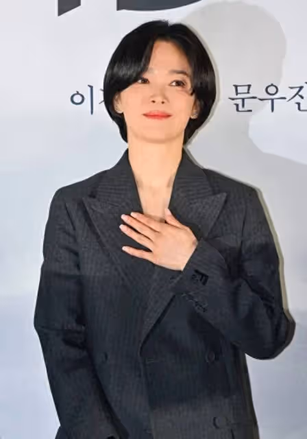 宋慧喬西裝短髮造型幹練帥氣,五官精緻無懼懟臉鏡頭