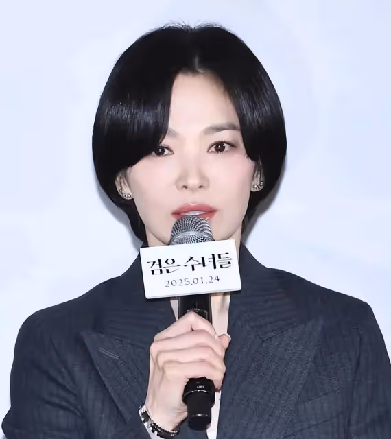 宋慧喬西裝短髮造型幹練帥氣,五官精緻無懼懟臉鏡頭