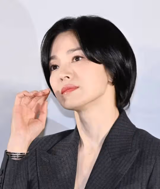 宋慧喬西裝短髮造型幹練帥氣,五官精緻無懼懟臉鏡頭
