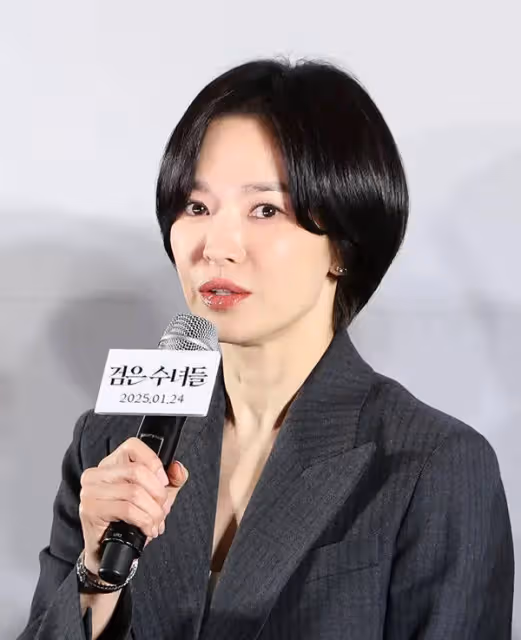 宋慧喬西裝短髮造型幹練帥氣,五官精緻無懼懟臉鏡頭
