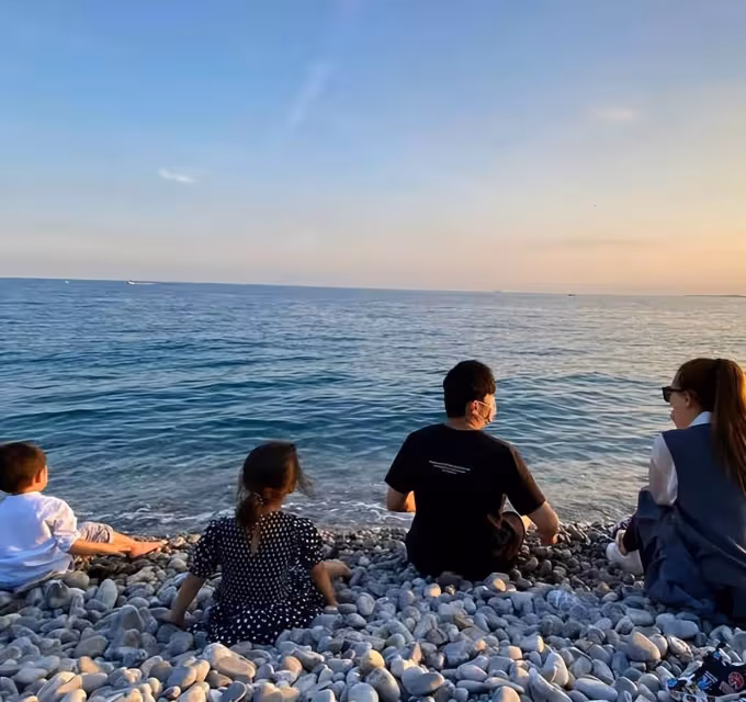 昆凌曬全家福慶祝與周杰倫結婚十年：為未來更多的冒險乾杯