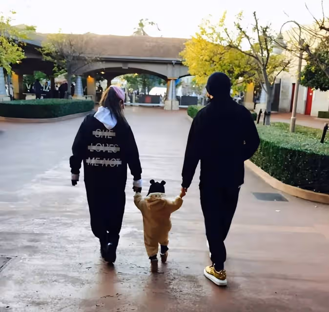昆凌曬全家福慶祝與周杰倫結婚十年：為未來更多的冒險乾杯