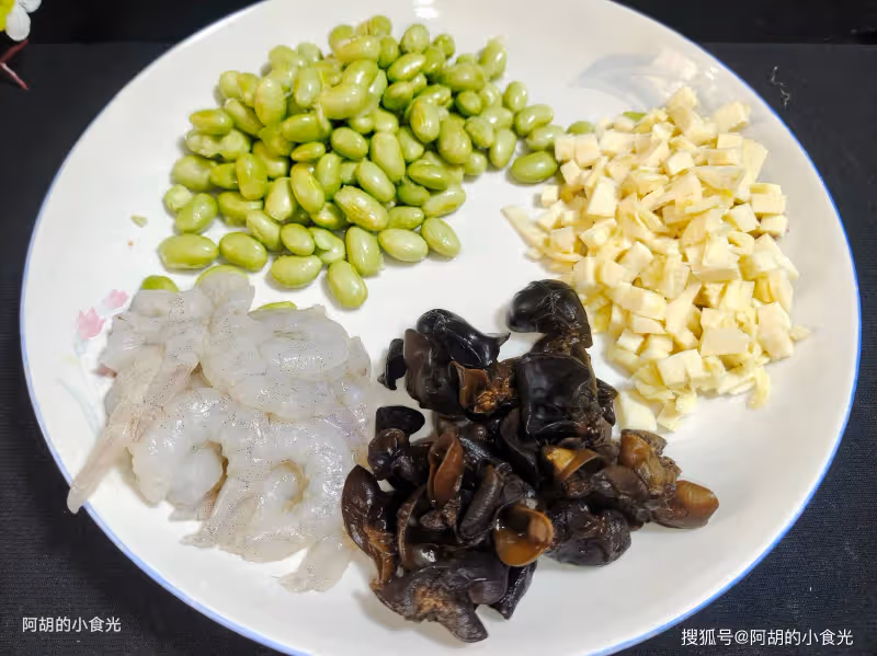 天冷太適合吃這菜了,食材豐富一鍋出,滿口鮮嫩、每一口都是精華,熱乎乎一鍋吃個精光