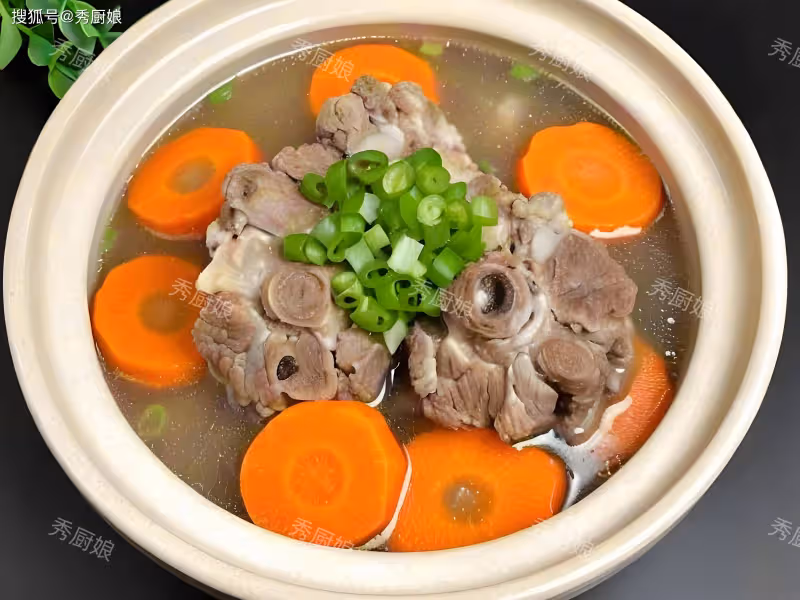 人過50歲,這些肉要捨得吃,補血補氣增免疫,骨骼不疏鬆,更硬朗