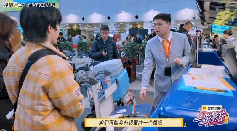 李小冉氣到發抖後，哭著向劉曉慶道歉，慶奶遲到的原因找到了