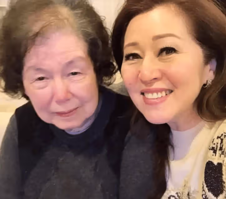 李小龍二姐李秋鳳去世，女兒李香凝曬舊照悼念姑姑