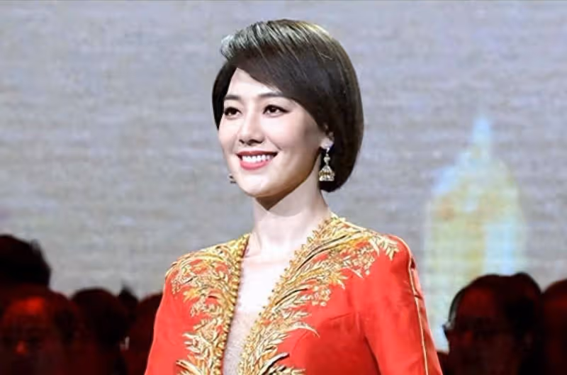 王冠首曬夫妻合照,老公身高180膚色偏黑,倆人牽手相擁好甜蜜