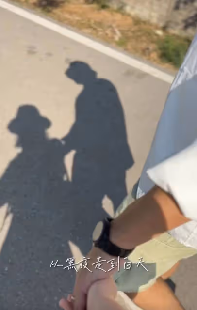 王冠首曬夫妻合照，老公身高180膚色偏黑，倆人牽手相擁好甜蜜