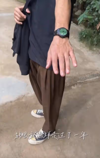 王冠首曬夫妻合照，老公身高180膚色偏黑，倆人牽手相擁好甜蜜