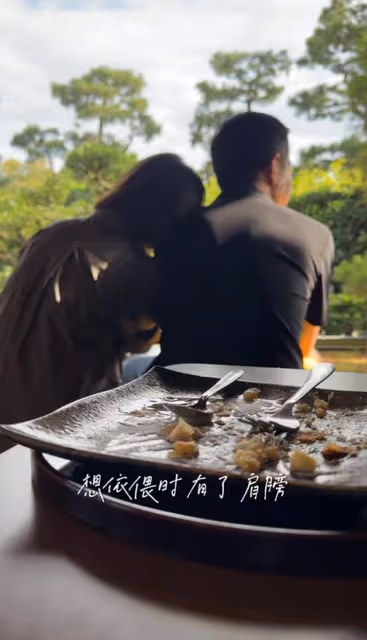 王冠首曬夫妻合照，老公身高180膚色偏黑，倆人牽手相擁好甜蜜