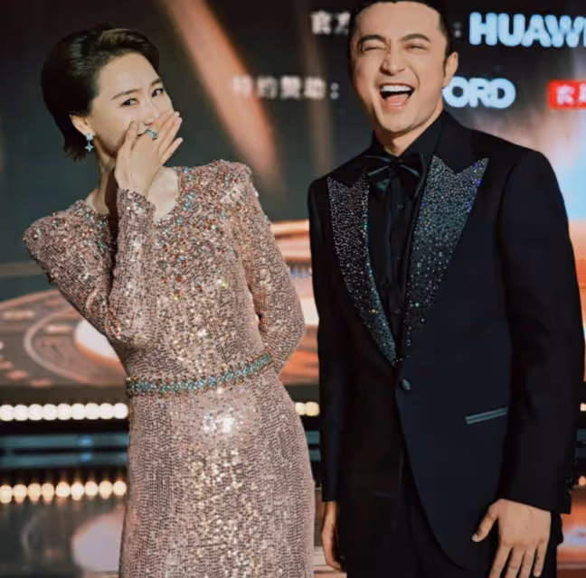王冠首曬夫妻合照,老公身高180膚色偏黑,倆人牽手相擁好甜蜜