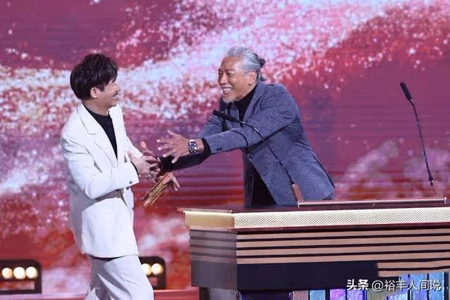 張耀揚現身TVB頒獎典禮!再現「烏鴉」經典動作,言行舉止獲稱讚