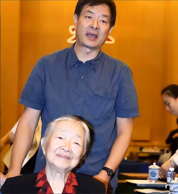 濮存昕:家人相繼去世,如今71歲不敢老去,還要照顧年邁的老母親