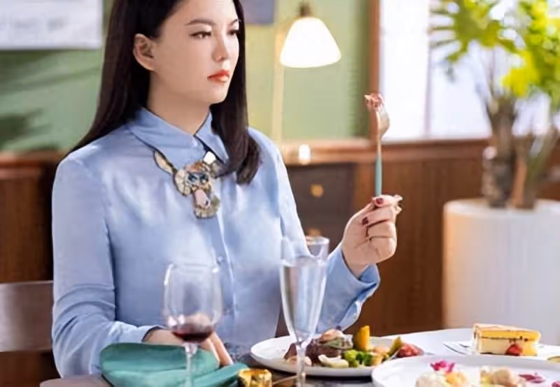 郭晶晶低調捐款三個億，力壓百萬伙食費的李湘，真假貴婦一目了然