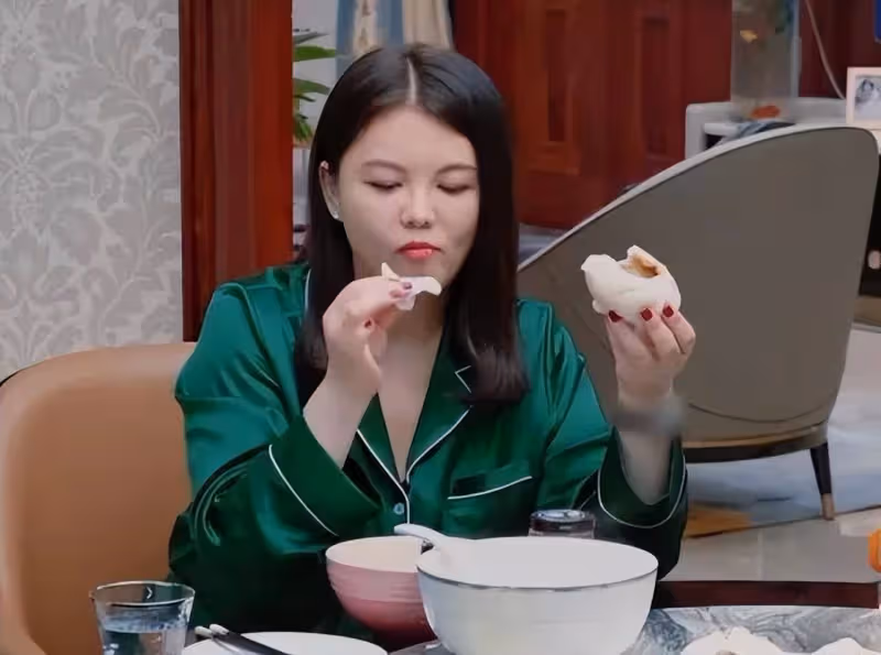 郭晶晶低調捐款三個億，力壓百萬伙食費的李湘，真假貴婦一目了然