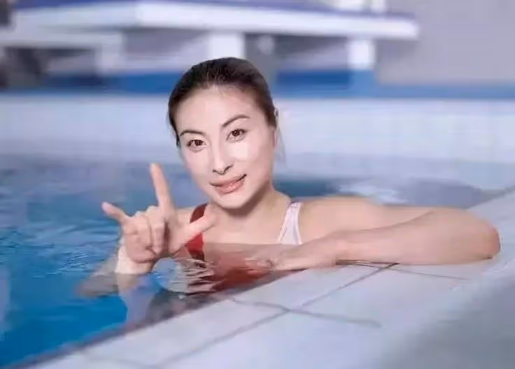 郭晶晶低調捐款三個億,力壓百萬伙食費的李湘,真假貴婦一目了然