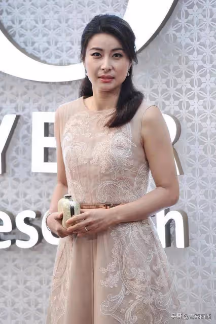 郭晶晶低調捐款三個億,力壓百萬伙食費的李湘,真假貴婦一目了然