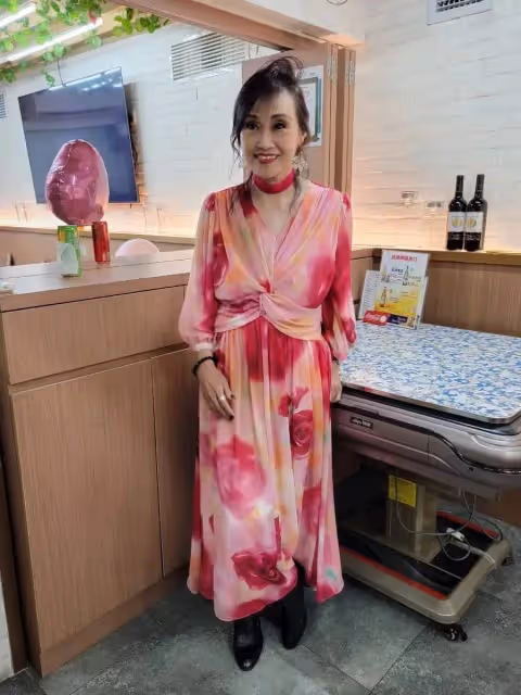 亞視「萬年老二」徐寶鳳與友人敘舊,保養得宜,與潘志文兄妹相稱,婚姻狀態成謎