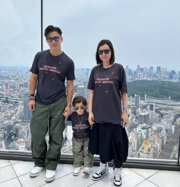 婚變?48歲TVB視帝被指無戴婚戒兼獨自帶娃,五年婚姻疑似亮紅燈