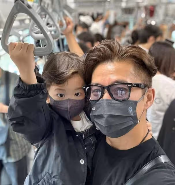 婚變?48歲TVB視帝被指無戴婚戒兼獨自帶娃,五年婚姻疑似亮紅燈