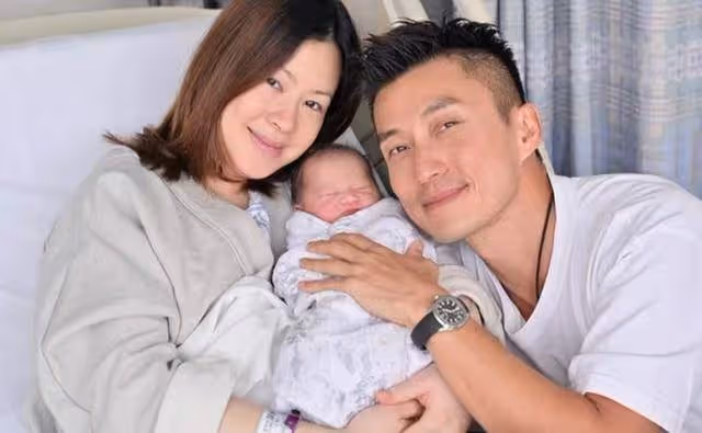 婚變?48歲TVB視帝被指無戴婚戒兼獨自帶娃,五年婚姻疑似亮紅燈