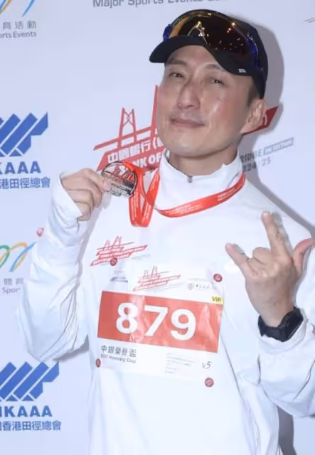 婚變?48歲TVB視帝被指無戴婚戒兼獨自帶娃,五年婚姻疑似亮紅燈