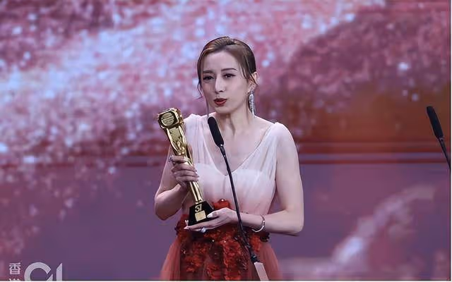 被罵勢利眼、馬屁精?龔嘉欣獲獎感言被質疑,疑似陰陽昔日好姐妹
