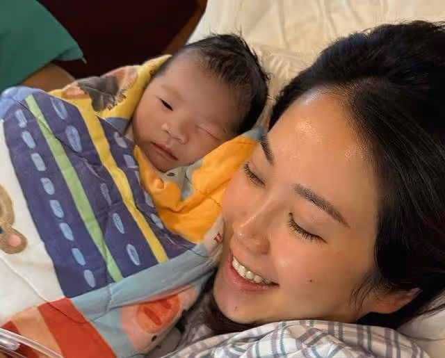 恭喜!40歲香港人氣女星宣布二胎平安生女,用時30分鐘便成功分娩