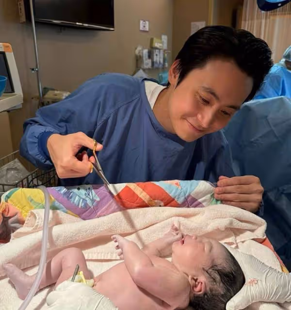 恭喜!40歲香港人氣女星宣布二胎平安生女,用時30分鐘便成功分娩