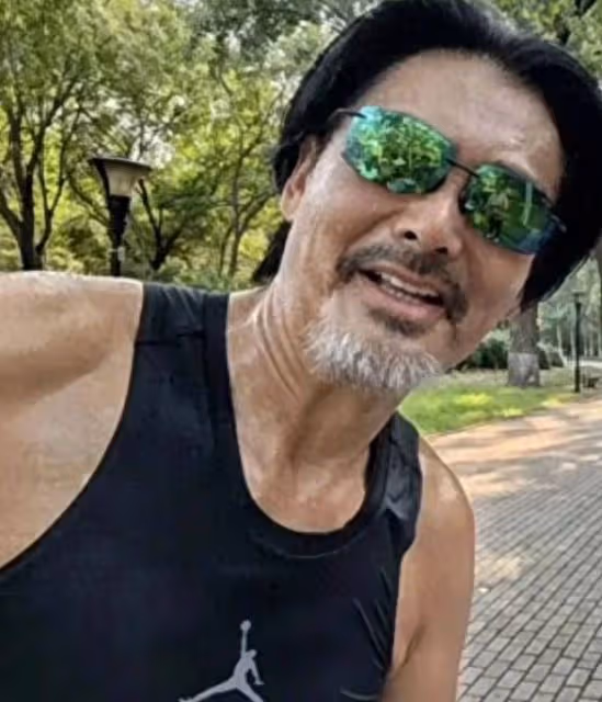 看到69歲周潤發現狀我才明白，他為何被人唾棄，吳孟達說對了