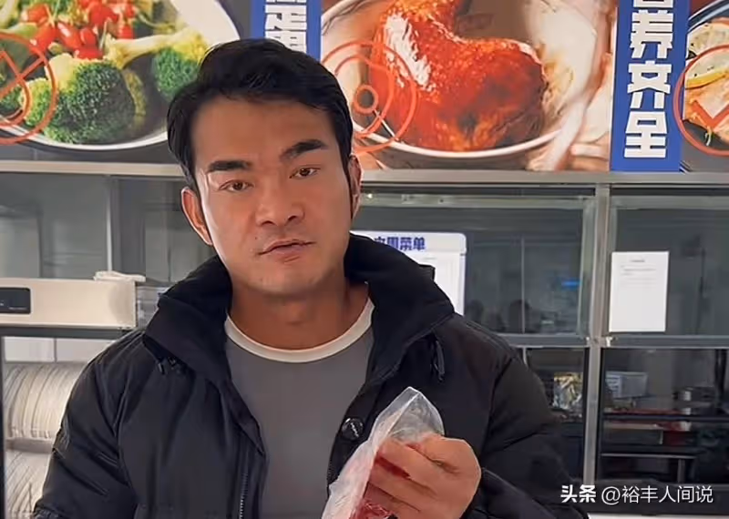李維剛賠付750萬後顯落魄!吃10塊的牛肉麵,深夜給學生髮福利