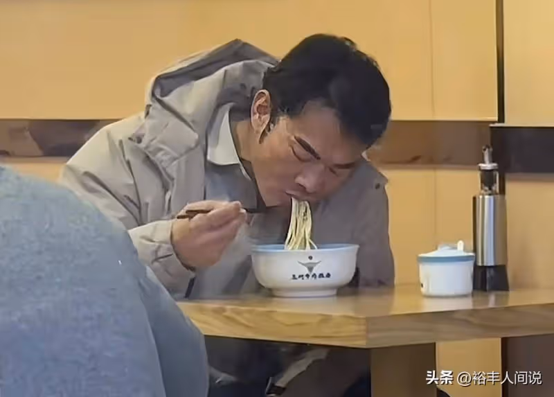 李維剛賠付750萬後顯落魄!吃10塊的牛肉麵,深夜給學生髮福利