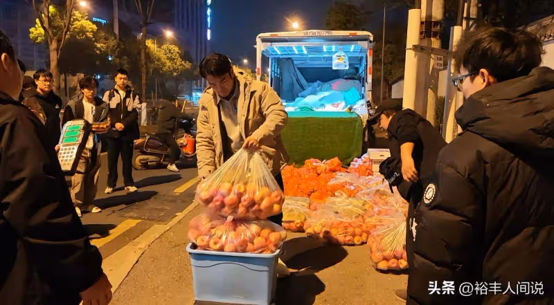 李維剛賠付750萬後顯落魄!吃10塊的牛肉麵,深夜給學生髮福利