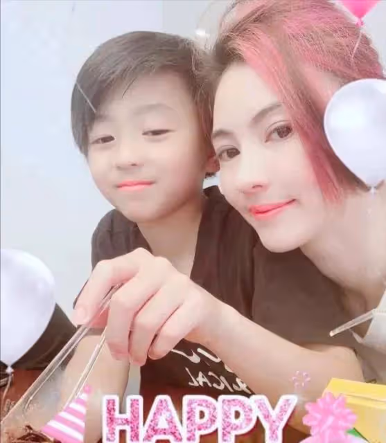張柏芝小兒子謝振南正面照曝光,顏值比大哥還帥!結合了父母基因
