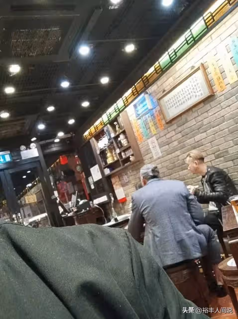 曾志偉被指太小氣!張耀揚頒獎後自費吃夜宵,曝其豪宅8萬一平