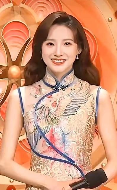 大美女馬凡舒再當春晚主持人!告別《天下足球》有遺憾