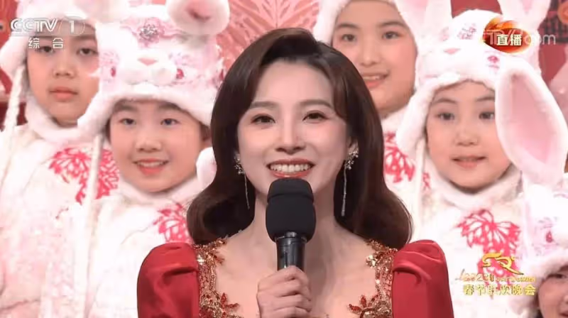 大美女馬凡舒再當春晚主持人!告別《天下足球》有遺憾