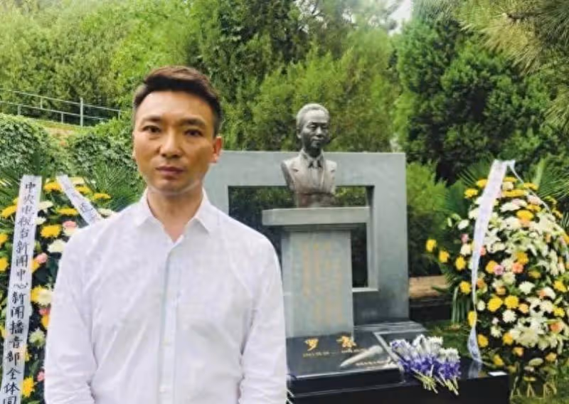 2019年,康輝給已故主持人羅京掃墓,站在墓地前,一張罕見的留影