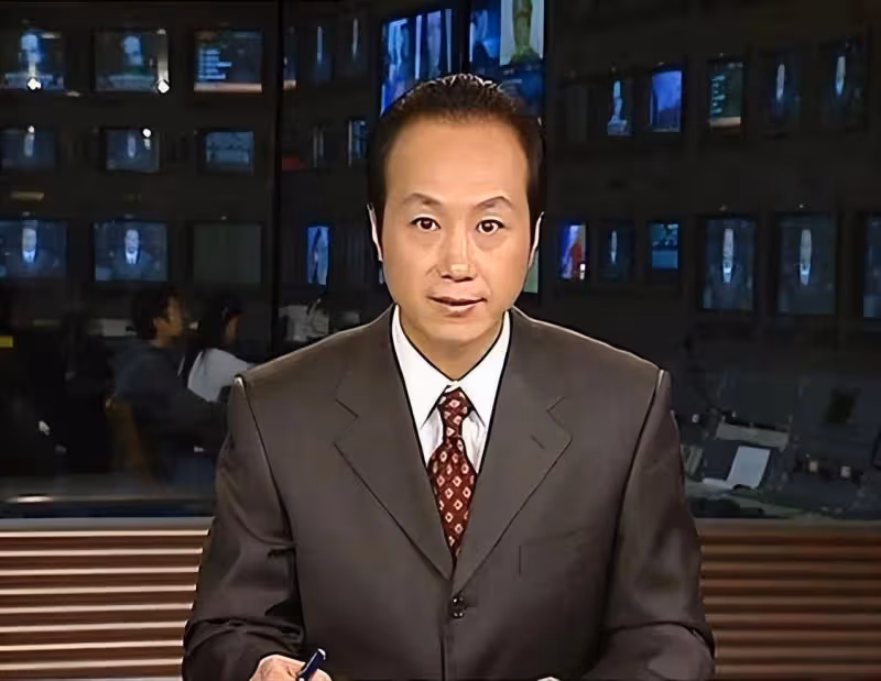 2019年,康輝給已故主持人羅京掃墓,站在墓地前,一張罕見的留影