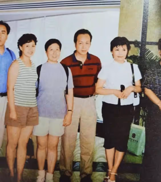 2019年,康輝給已故主持人羅京掃墓,站在墓地前,一張罕見的留影