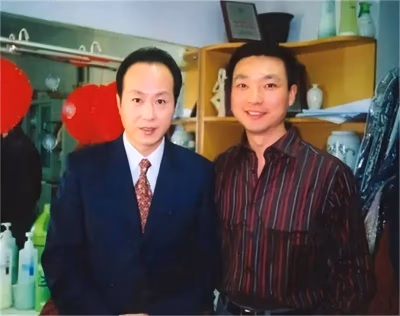 2019年,康輝給已故主持人羅京掃墓,站在墓地前,一張罕見的留影