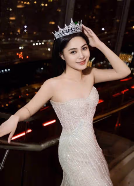 阿嬌曬44歲生日美照,穿抹胸珍珠白裙身姿婀娜
