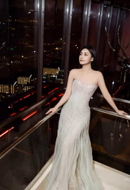 阿嬌曬44歲生日美照,穿抹胸珍珠白裙身姿婀娜