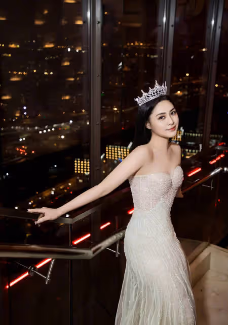阿嬌曬44歲生日美照,穿抹胸珍珠白裙身姿婀娜