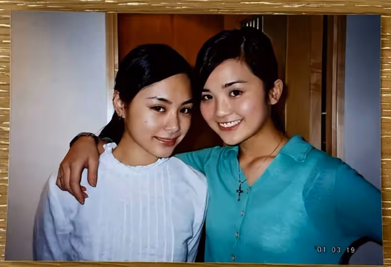阿嬌曬44歲生日美照,穿抹胸珍珠白裙身姿婀娜