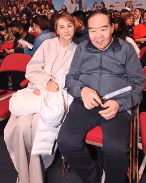 鄭則仕太太林燕明罕現身，外貌身形不似年屆六十，當年結婚兄弟姊妹團陣容強大