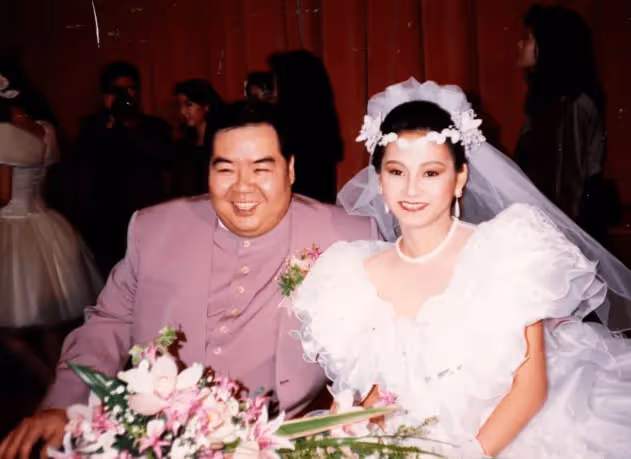 鄭則仕太太林燕明罕現身，外貌身形不似年屆六十，當年結婚兄弟姊妹團陣容強大