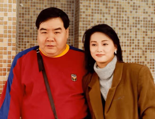 鄭則仕太太林燕明罕現身,外貌身形不似年屆六十,當年結婚兄弟姊妹團陣容強大