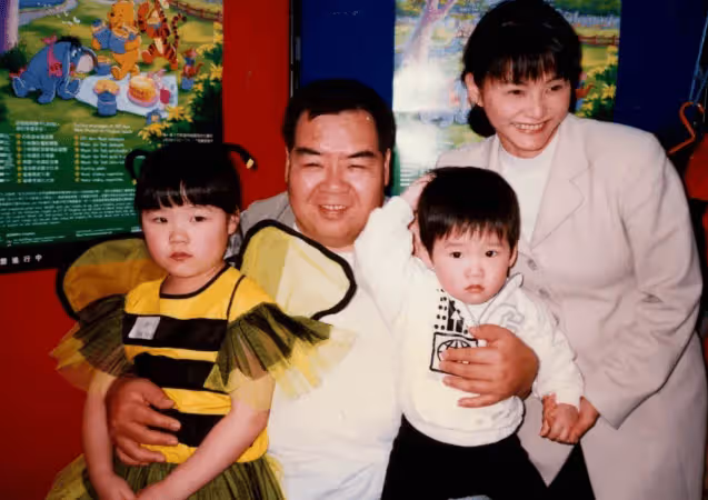鄭則仕太太林燕明罕現身,外貌身形不似年屆六十,當年結婚兄弟姊妹團陣容強大